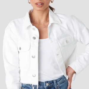 Croppad jeansjacka NAKD - Aldrig använd jeansjacka. Köpt på NAKD, för ca 300kr. Finns inte att få tag på längre. Storlek 44! Snygg som oversize (det jag köpte den till)