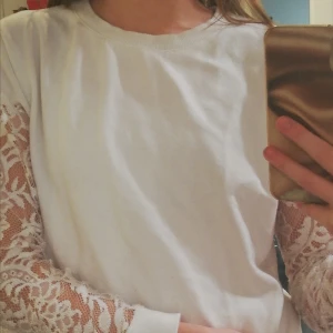 Vit tröja - Vit tröja där armarna är spetsade. Perfect för väder när det är kallt men ändå varm! 