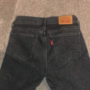 Ett par gråsvarta jeans i modell 711 skinny från Levis. Säljs på hemsidan för 999kr. Nästan oanvända. L30. 