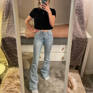 Mango jeans  - Snygga utsvängda jeans från mango 