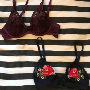 Bralettes - Säljer dessa supersöta bralettes från H&M då de tyvärr har blivit för små för mig. Skicket är bra, inget slitage förutom lite noppror på spetsen! 30kr styck eller 50kr för båda! Den vinröda är strl 75A och den blåa strl XS! Priset kan diskuteras :-)