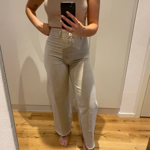 Beiga, vida jeans från Zara - Snygga vida jeans från Zara. Sitter lite tajt om mina lår. Inte använda så många gånger. Hitta dem när jag rensa kläder. Mycket sköna o riktigt snygga! 😇