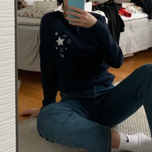 Blå collage tröja - En gullig blå collage tröja med vita stjärnor från märket Gilly Hicks som är köpt på Hollister. Köparen står för frakten (: