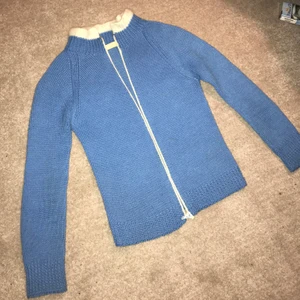 Stickad zip - Stickad blå zip-tröja. Vit krage och dragkedja. Sitter tight vilket jag gillar:)
