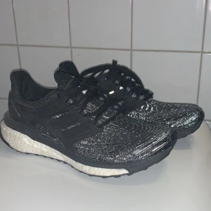Adidas energi boost  - Helt nya adidas sneakers, nypris 1 199kr säljer för 600kr. Skorna är hel svarta med vit sula tills man lyser med ljus på de då de är reflex (se bilder)  Perfekta skor för barn och promenader längst vägar.