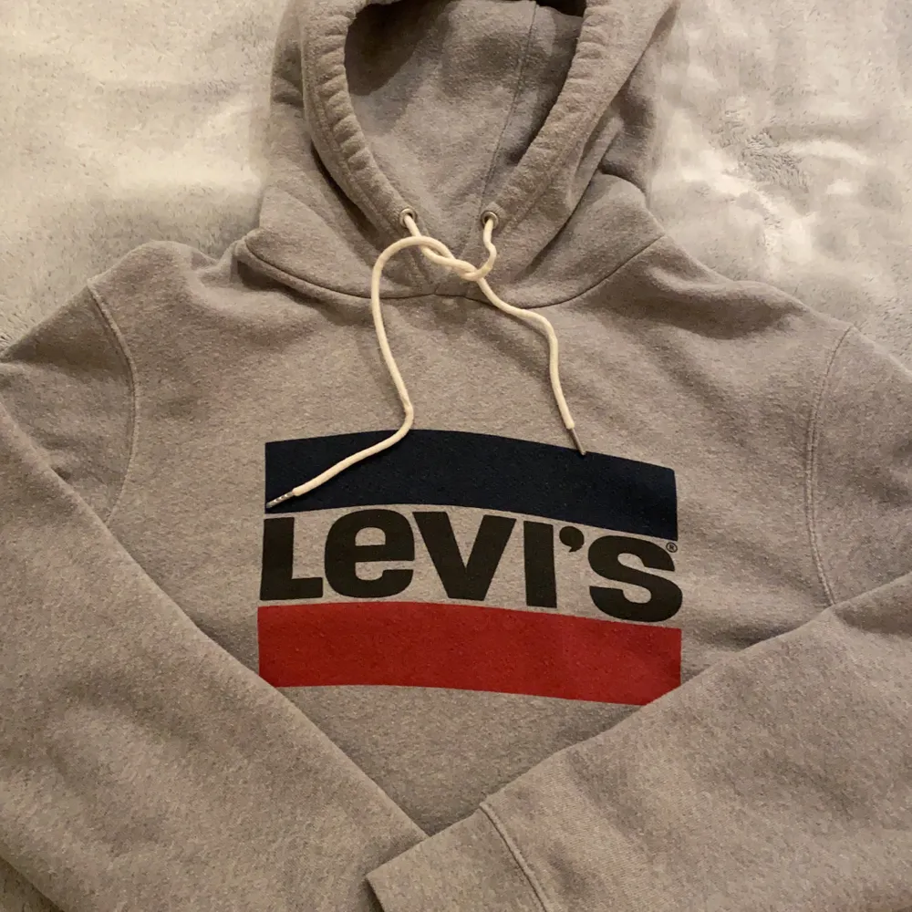Säljer min gråa Levi’s hoodie jag köpte i Polen för 2 år sedan🤍 Sparsamt använd, väldigt bra skick. Storlek är M men passar mig som har L också och så tänka mig att den sitter svinsnyggt på S/M!. Hoodies.