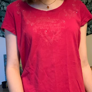 T-shirt med rhinestones - Jättesnygg t-shirt med tryck och rhinestones. Den är tyvärr inte min stil så den har inte kommit till användning. Tröjan är i bra skick även fast den är ganska gammal.💞