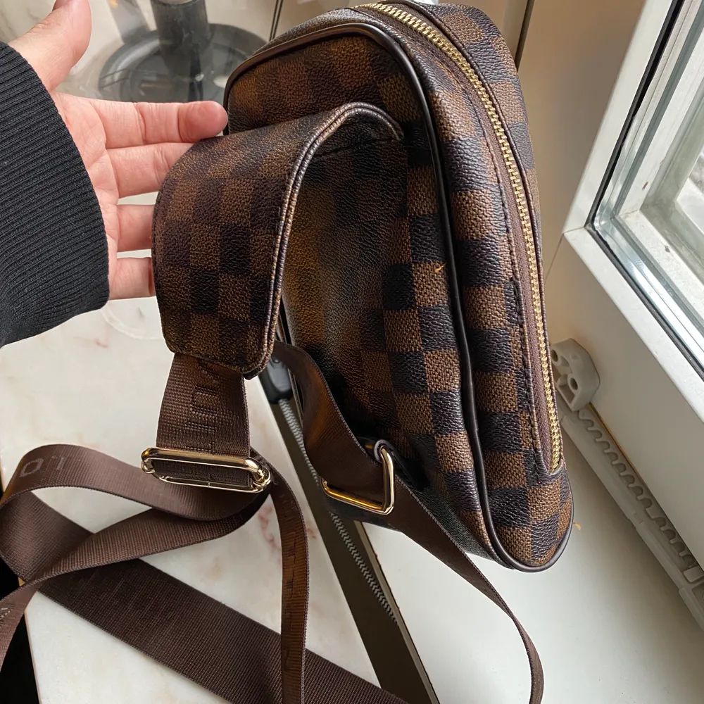 Louis Vuitton inspirerad väska i mycket fint skick! Har använt som miniryggsäck, funkat väldigt bra. Spårbar frakt tillkommer på 66 kronor🤍. Väskor.