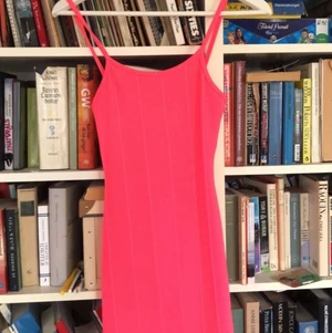 Neonrosa klänning från JFR.se märket Parisier - Toppskick, aldrig använd, säljer pga att den är för liten! Jättesöt och snygg klänning som kan användas både till vardags och till fest