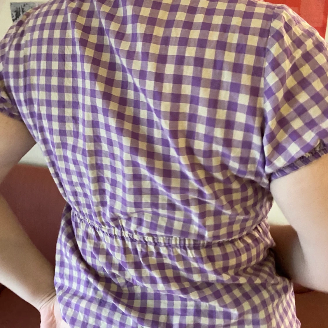 Söt vit och lila rutig blus - 90