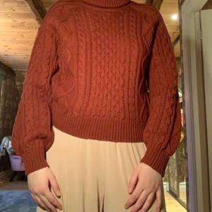 Stickad tröja  - stickad mysig tröja från na-kd. höstigt/vintrigt vinröd med stor mysig polo!! helt oanvänd. visas på en M här. 