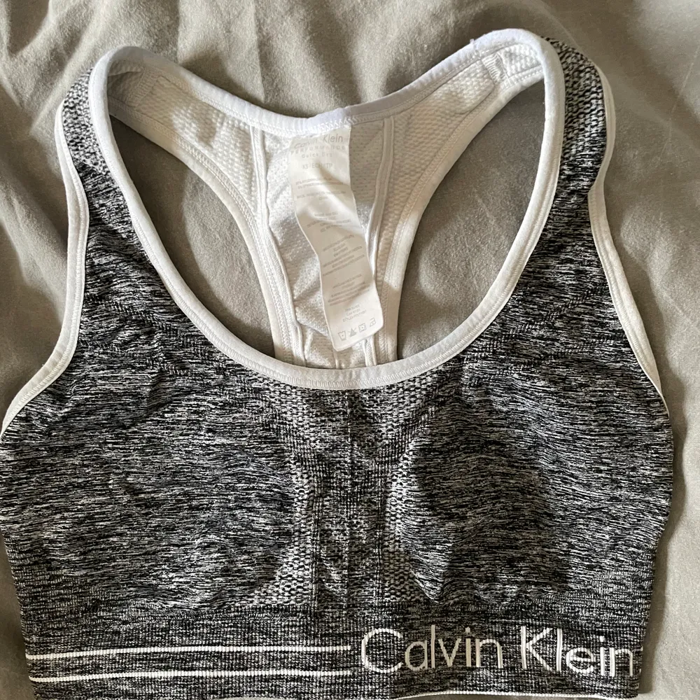 Sport-bh/sporttopp från Calvin Klein. Använd ett fåtal gånger. . Hoodies.
