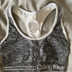 Calvin Klein sport-bh - Sport-bh/sporttopp från Calvin Klein. Använd ett fåtal gånger. 