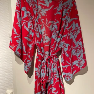 Kimono i snyggt mönster - En snygg kimono som går ungefär till knäna med knyte. Frakt 50kr
