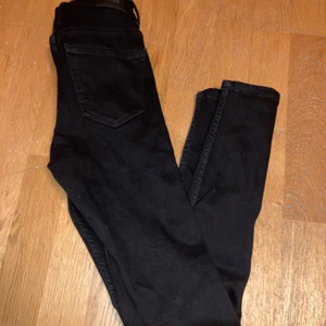 Basic svarta skinny Jeans från Bershka  - Basic svarta skinny jeans från Bershka i storlek 34. Dom är i jätte fint skick då jag aldrig fått användning av dom pga att jag råkade beställa 2 av samma.