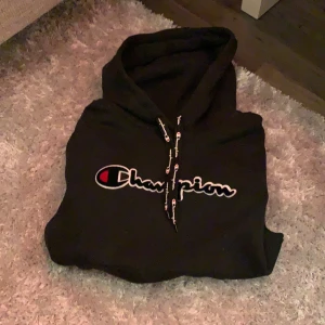 Champion Hoodie - Säljer min champion hoodie. Nästan som ny bara använd några fåtal gånger💕