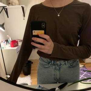 Brun långärmad tröja - Brun långärmad tröja. Jag brukar ha storlek S men skulle säga att den passar S-XL beroende på hur man vill att den ska sitta. (Första bilden har jag den instoppad) 50kr+frakt🌸