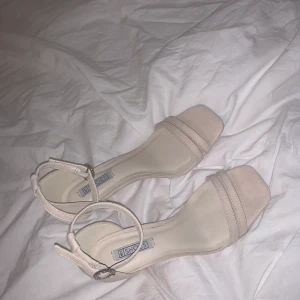 Beige/rosa skor från NLY shoes strl. 36 - Inköpta i somras. Aldrig använda, endast provade.