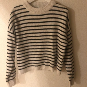 Randig tröja  - Vit stickad tröja med svarta ränder från NAKD. Storlek S. Köparen står för frakt!