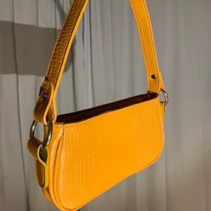 Väska från ASOS  - En superfin senapsgul väska från ASOS som är köpt för något år sedan men tyvärr inte har kommit till användning. 