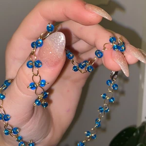 Halsband - Ett handgjort metallhalsband med fina blåa glaspärlor❣️ frakten ingår i priset, och det kan förlängas om det önskas!                                                                               —————————————————————                                                                                  Kika gärna in på min profil, säljer en massa olika handgjorda smycken💃🏼 perfekt till dig själv eller i present till någon❣️✨