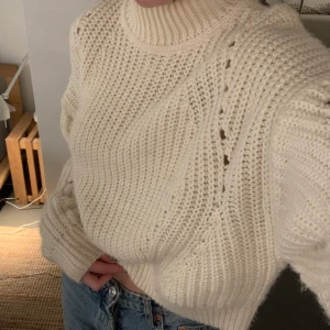 Vit stickad tröja  - Vit stickad tröja, superskön och varm. Köparen betalar för frakten💜
