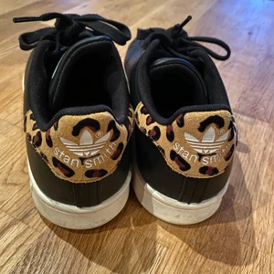 Stan Smith leopard storlek 38 - Stan Smiths i svart med plös i leopard. Storlek 38 och så gott som oanvända. Väldigt sköna. 