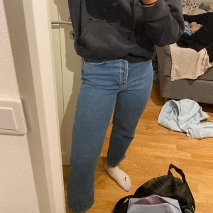 Vintage jeans. Högmidjade - Riktigt sköna jeans. Har aldrig använt. Ej dragkedja utan knappar. Högmidjade vilket alltid är skönt. Lite vida nertill. ✨✨ köparen står för frakten. Pris kan alltid diskuteras. ❤️ skriv för fler bilder