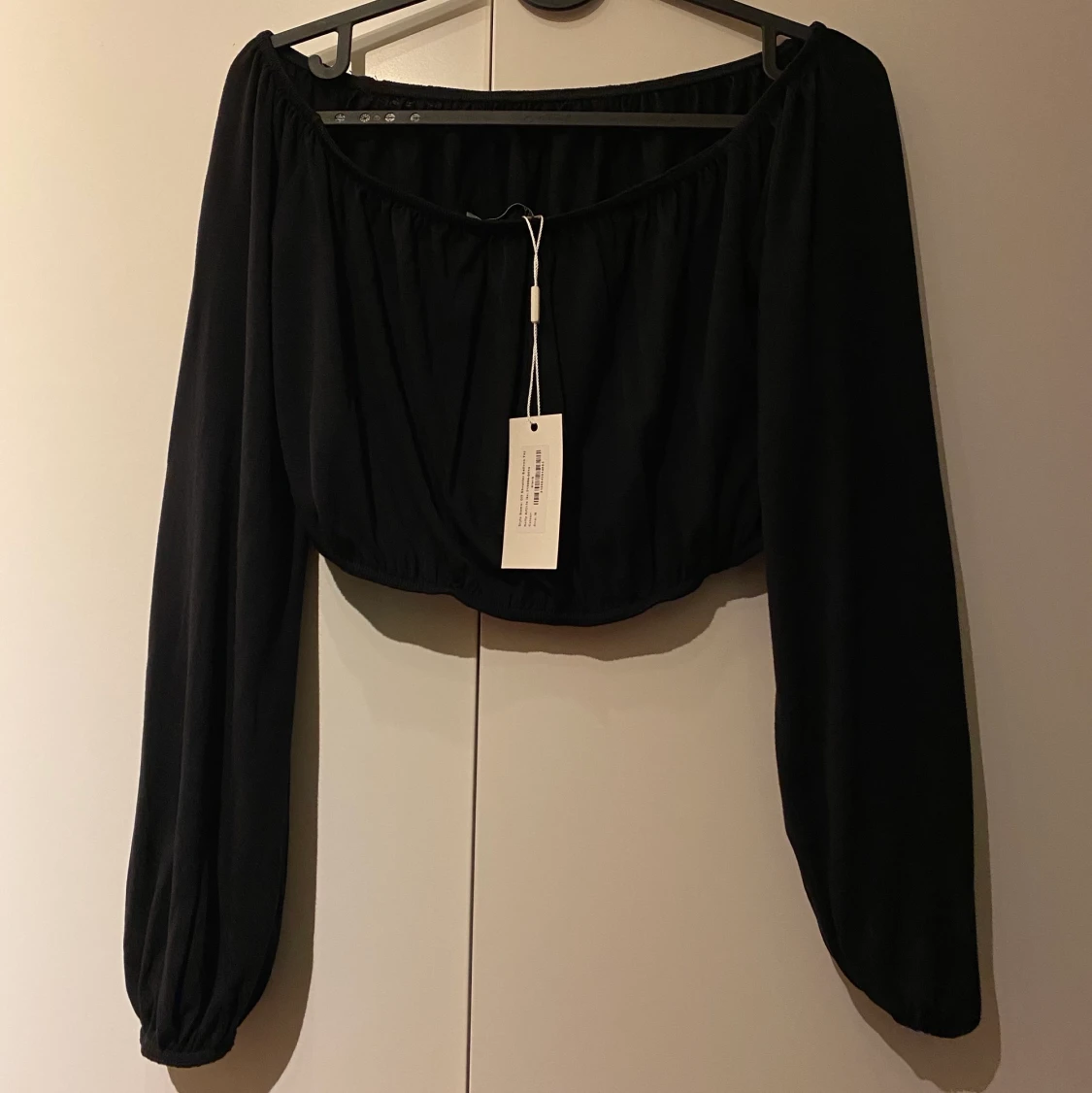 Off shoulder crop top från Nly Trend 