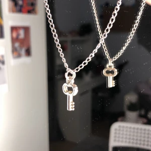 Nyckel halsband  - Silvrigt nyckel halsband
