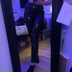 Platsbrallooor  - säljer mina helt nya plastbyxor då det  som bara är testade ! Skitsnygga till inprincip allt ! Lätt att fixa en snygg check fest outfit med dessa 🤩🔥🥂