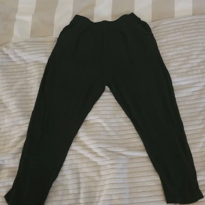 Byxor - Byxor i viskos. Resår i midjan, lös passform, slutar mitt på vaden. FRAKTKOSTNAD TILLKOMMER