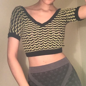 Zigzag virkad topp - Rensar bland bortglömda grejer. Virkad croptop från Zara, går att ha off shoulder om man vill. I princip oanvänd! Jag e storlek S 🧜‍♀️