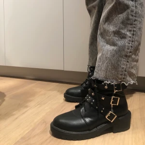 Boots med nitar storlek 40 - Fina svarta boots i läderimitation i storlek 40. Använda men i bra skick. Slutsålda på asos. 