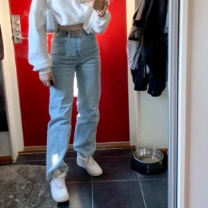 Madlady high waist jeans - Köpta för 600 kr och i en för stor storlek. Därför är de knappt använde men har ändå en smutsfläck längst ner på ena byxbenet vilket gör att jag säljer de lågt. Modellen bär 36 och jag 38. Pris kan diskuteras. Frakt tillkommer.