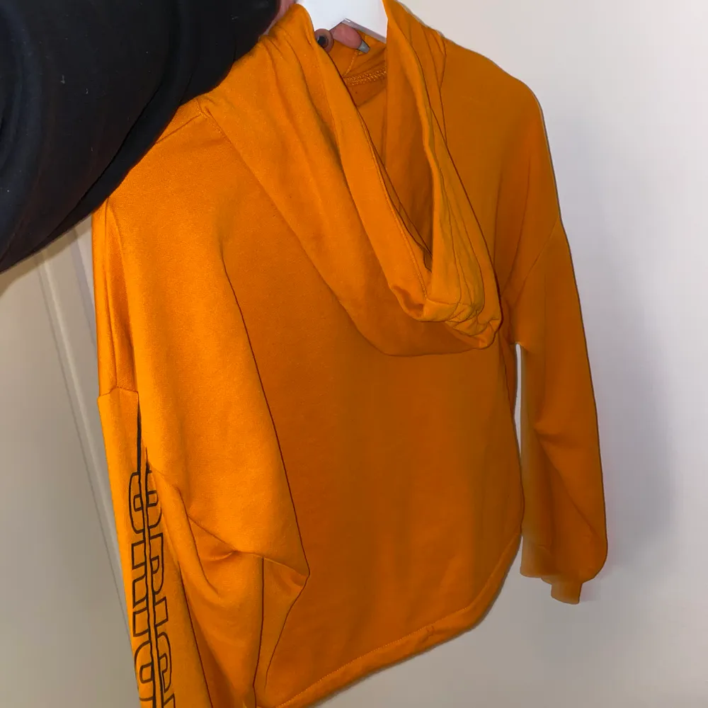 En orange hoodie från H&M, rensar garderoben väljer därför att sälja den. Använt den ett par gånger.. Tröjor & Koftor.