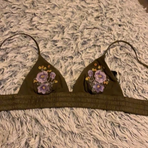 Bikini överdel - En snygg överdel me blommor på