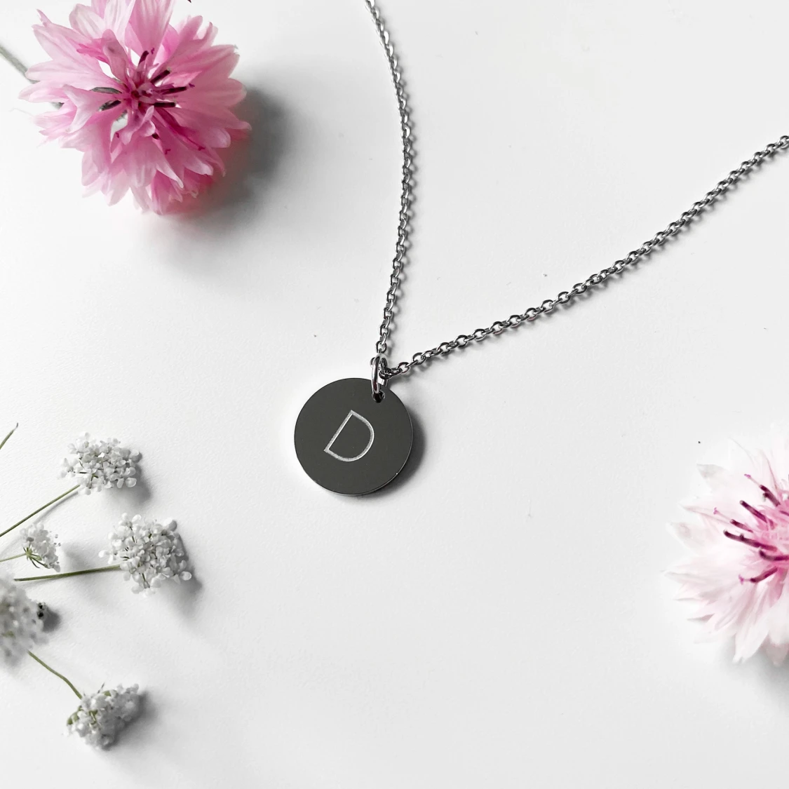 Halsband med bokstavsberlock ~ D - 90