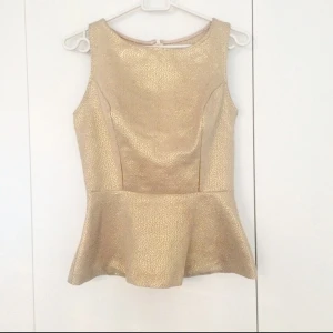  - Perfekta nyårstoppen ✨ har nån liten defekt under brösten samt i bak annars i fint skick. Passar XS-S