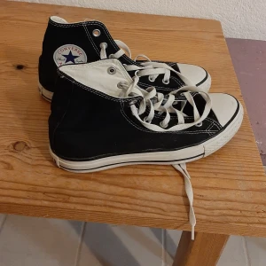 CONVERSE SVARTA - BUDGIVNING SLUT!!! dessa converse har jag inte använt mycket, då det är lite för små för mig. Bra skick! är storlek 39. buda privat till mig! BUDGIVNING SLUTAR LÖRDAG DEN 26 KL 20.00 (budet är alltid exkl frakt)
