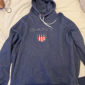 Blå gant hoodie 4xl - Blå gant hoodie storlek 4XL. 9/10 i skick, knappt använd. Skickas med PostNord, spårar. Köpare betalar frakt.