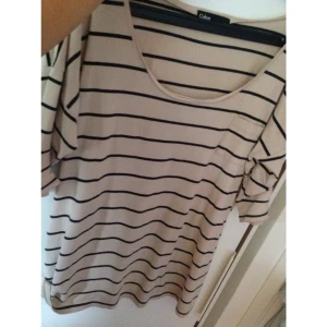  - Tröja från Cubus. Ärmarna slutar vid armbågarna. Använd ca 5 gånger.
