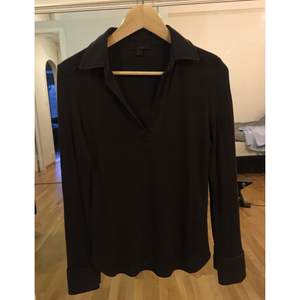 Mörkbrun v-ringad tröja från COS. Storlek medium men passar som en small. Väldigt 70-tal!🤎