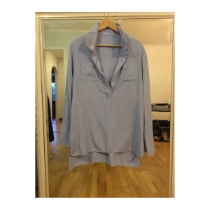 Marni ljusblå siden blus - Ljusblå siden blus från Marni. Superbra att klä upp och ner eller använda över bikini 👙 Som ny:) storlek small 