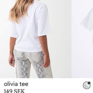 En vit super fin T-shirt från Ginatricot⚡️🤍 fint skick ( använd 2-3 gånger ) 50kr + 33kr frakt🤍 stolek S🤍