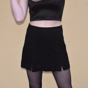 Brandy Melville kjol - Fin svart kjol från brandy melville. Mocka imitation.💞 tar endast swish💕 frakt inräknat! Storlek typ xs/s