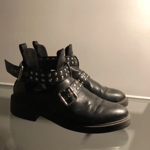 Svarta kängor från H&M - Sköna och snygga kängor från H&M. Använda men i bra skick. Köpare står för frakt.