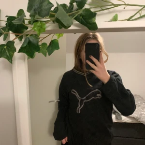 Puma tröja vintage - Säljer nu min fina vintage mörkblåa puma tjocktröja. Den är i jättebra skick. Tröjan är en M/oversized S. Riktigt fin och skön nu till vintern! Hör av er om ni har frågor!🥰 säljer för 180kr +frakt!!