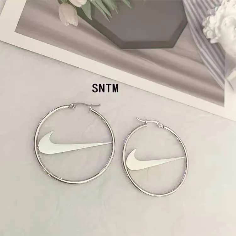 I sell this new nike earrings which is very cool✨✨. Accessoarer.