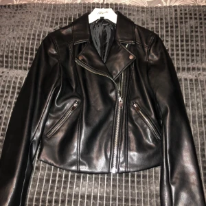Aldrig använd!!  - Super fin fejk! Skinnjacka från hm aldrig använd bara hängt i garderoben😊 strl 34 250+ 66kr i frakt😊